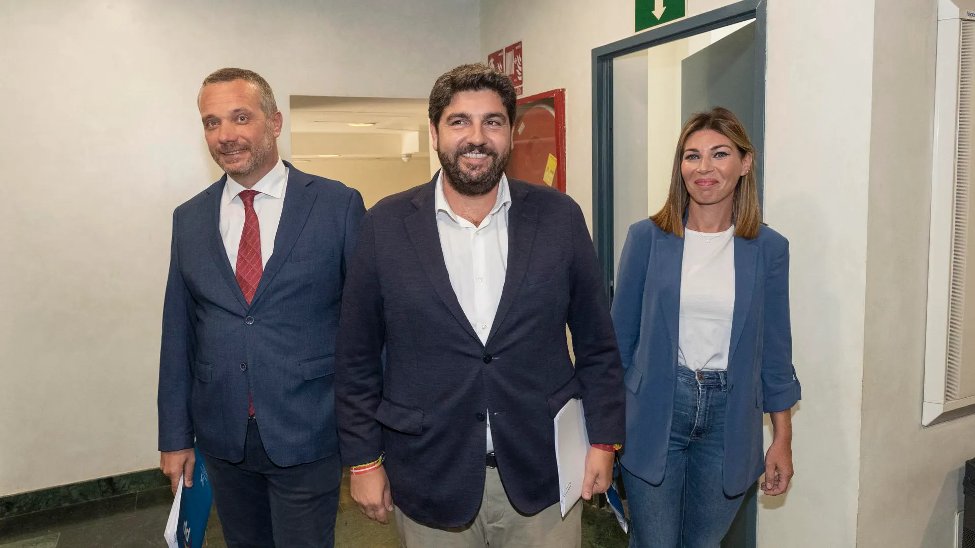 Fernando López Miras, acompañado por los diputados del PP en Murcia, Joaquín Segado y María del Carmen Ruiz Jódar.