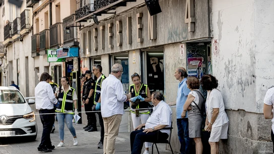 Policías atienden a un familiar de la mujer apuñalada en la tienda de ropa de trabajo ‘Vistebien’, en la plaza de Tirso de Molina Policías atienden a un familiar de la mujer apuñalada en la tienda de ropa de trabajo ‘Vistebien’, en la plaza de Tirso de Molina