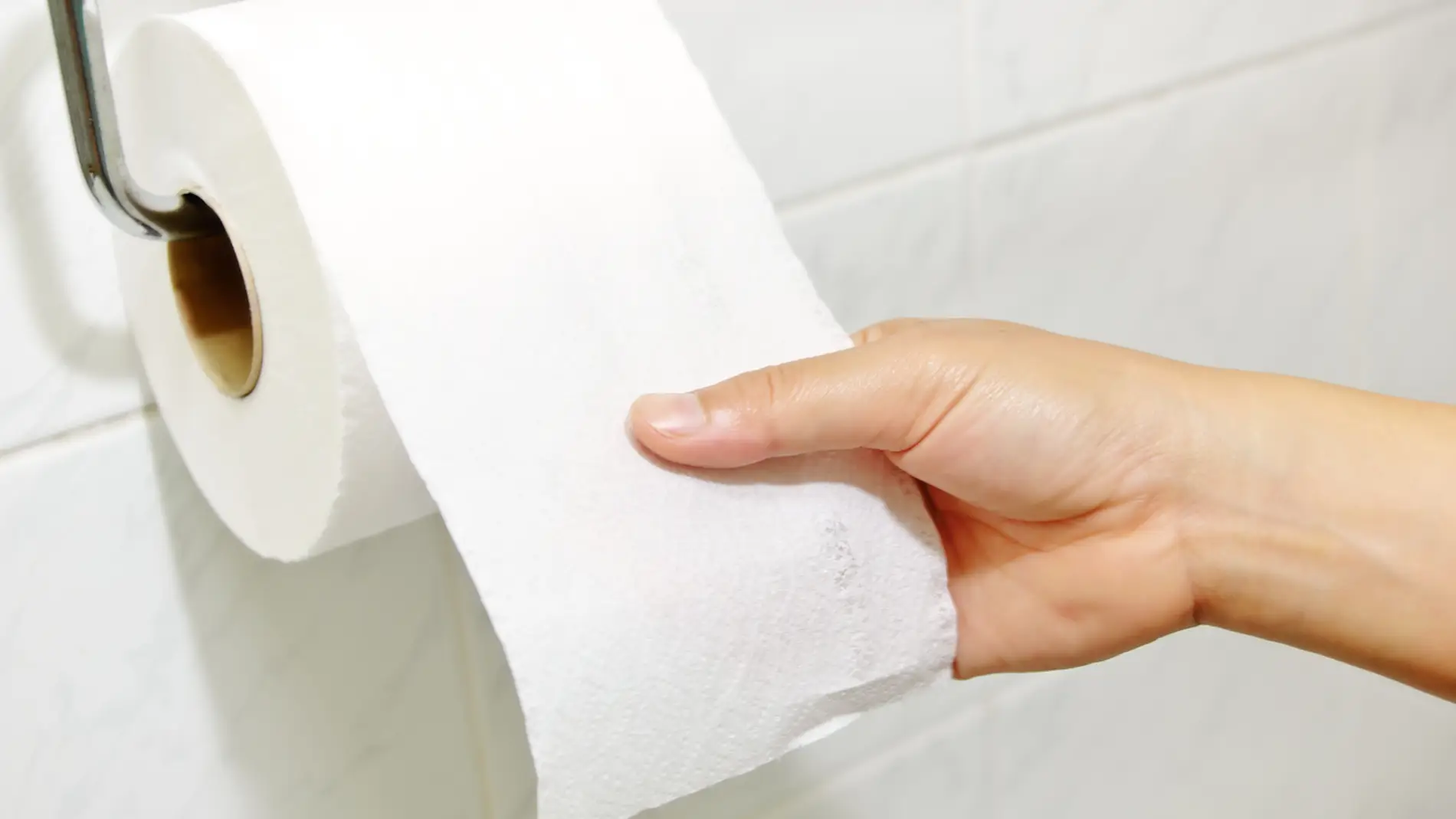 Cuál es la manera correcta de poner el papel higiénico según la ciencia