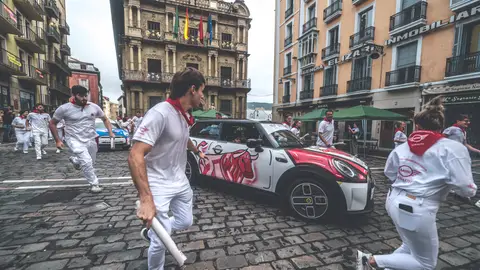 Así son los 'SanferMini 2023': segundo encierro del utilitario británico por las calles de Pamplona 