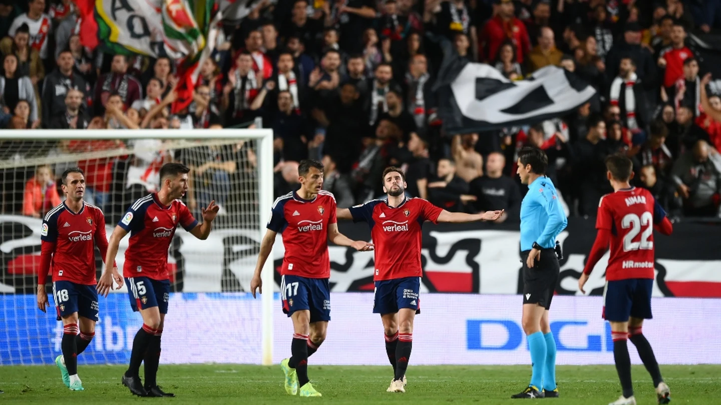 Varios jugadores de Osasuna protestan a un árbitro Varios jugadores de Osasuna protestan a un árbitro
