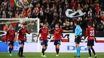 Varios jugadores de Osasuna protestan a un árbitro