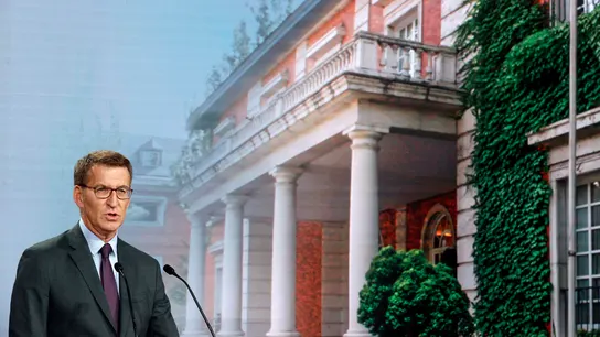 Alberto Nuñez Feijóo presenta el programa electoral del PP ante una imagen proyectada del Palacio de la Moncloa Alberto Nuñez Feijóo presenta el programa electoral del PP ante una imagen proyectada del Palacio de la Moncloa