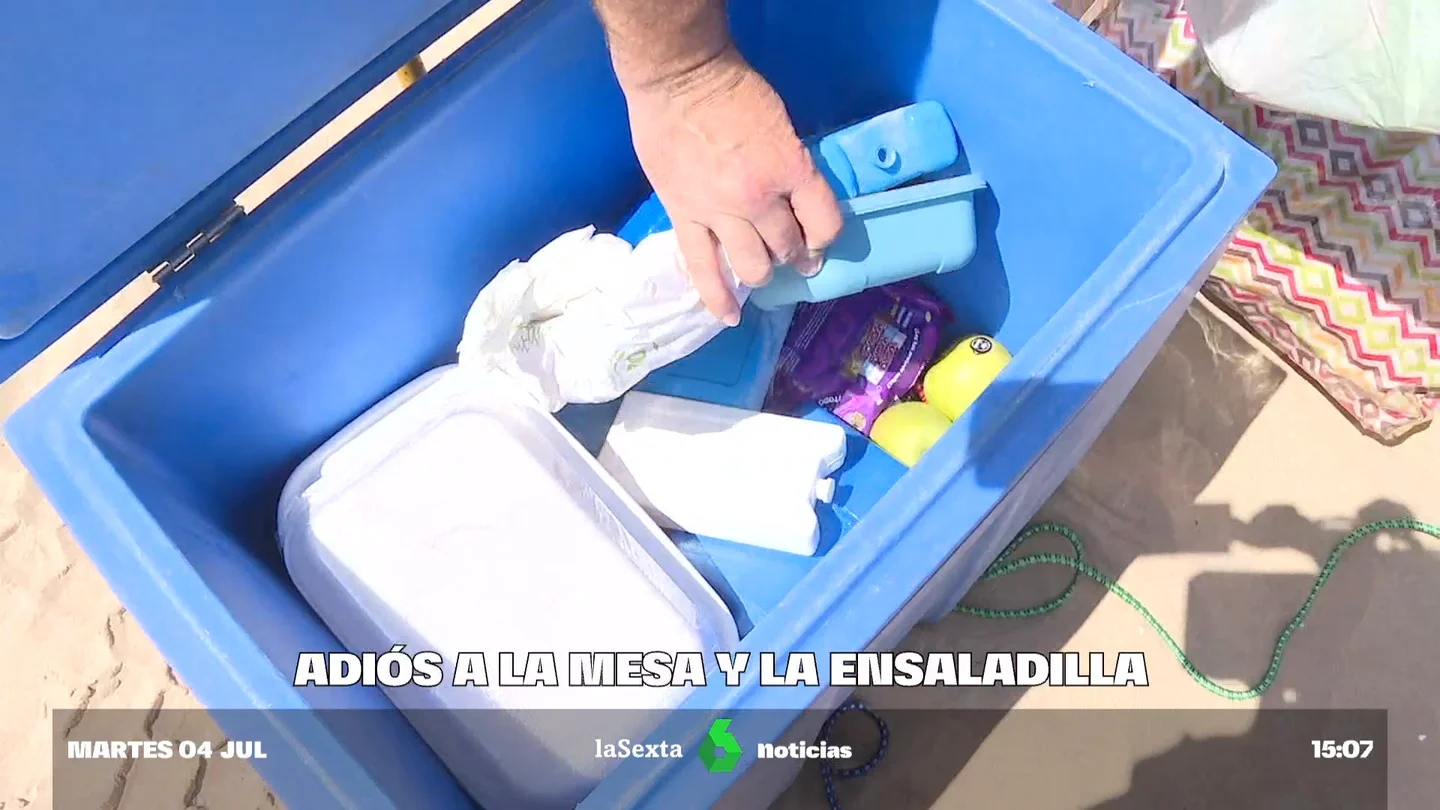 Adiós a la mesa de camping y los filetes empanados: Badalona prohíbe plantar mesas, sillas y acampar en sus playas Adiós a la mesa de camping y los filetes empanados: Badalona prohíbe plantar mesas, sillas y acampar en sus playas