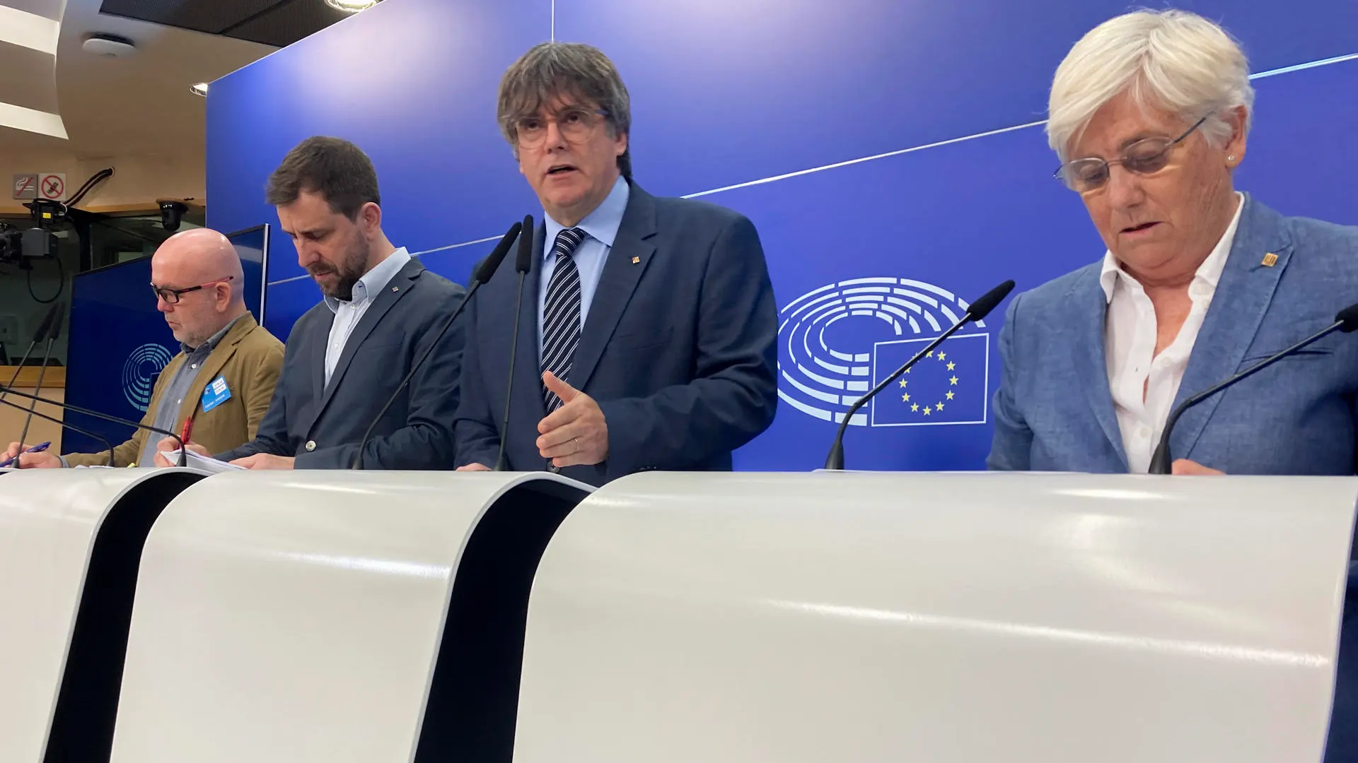 Puigdemont, junto con los eurodiputados Antoni Comín y Clara Ponsatí