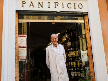Angelo Arrigoni en la conocida como "panadería de los papas"