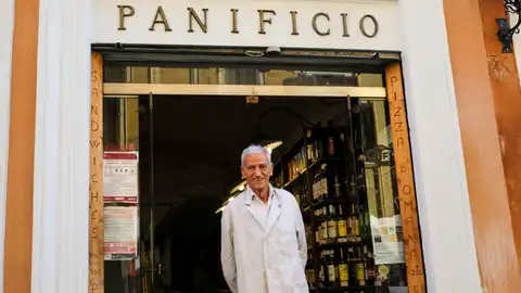 Angelo Arrigoni en la conocida como "panadería de los papas" Angelo Arrigoni en la conocida como "panadería de los papas"