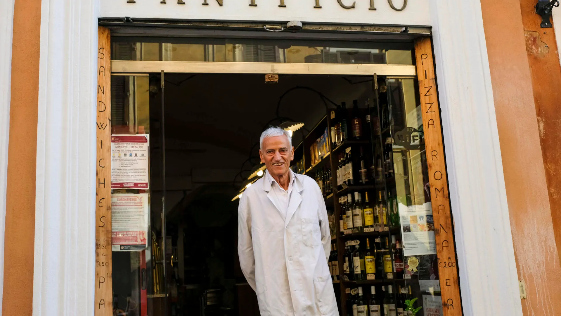 Angelo Arrigoni en la conocida como "panadería de los papas" Angelo Arrigoni en la conocida como "panadería de los papas"