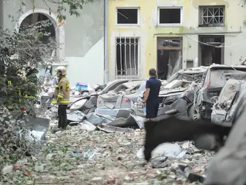 Al menos cuatro muertos en un bombardeo ruso contra un edificio de viviendas en Lviv.