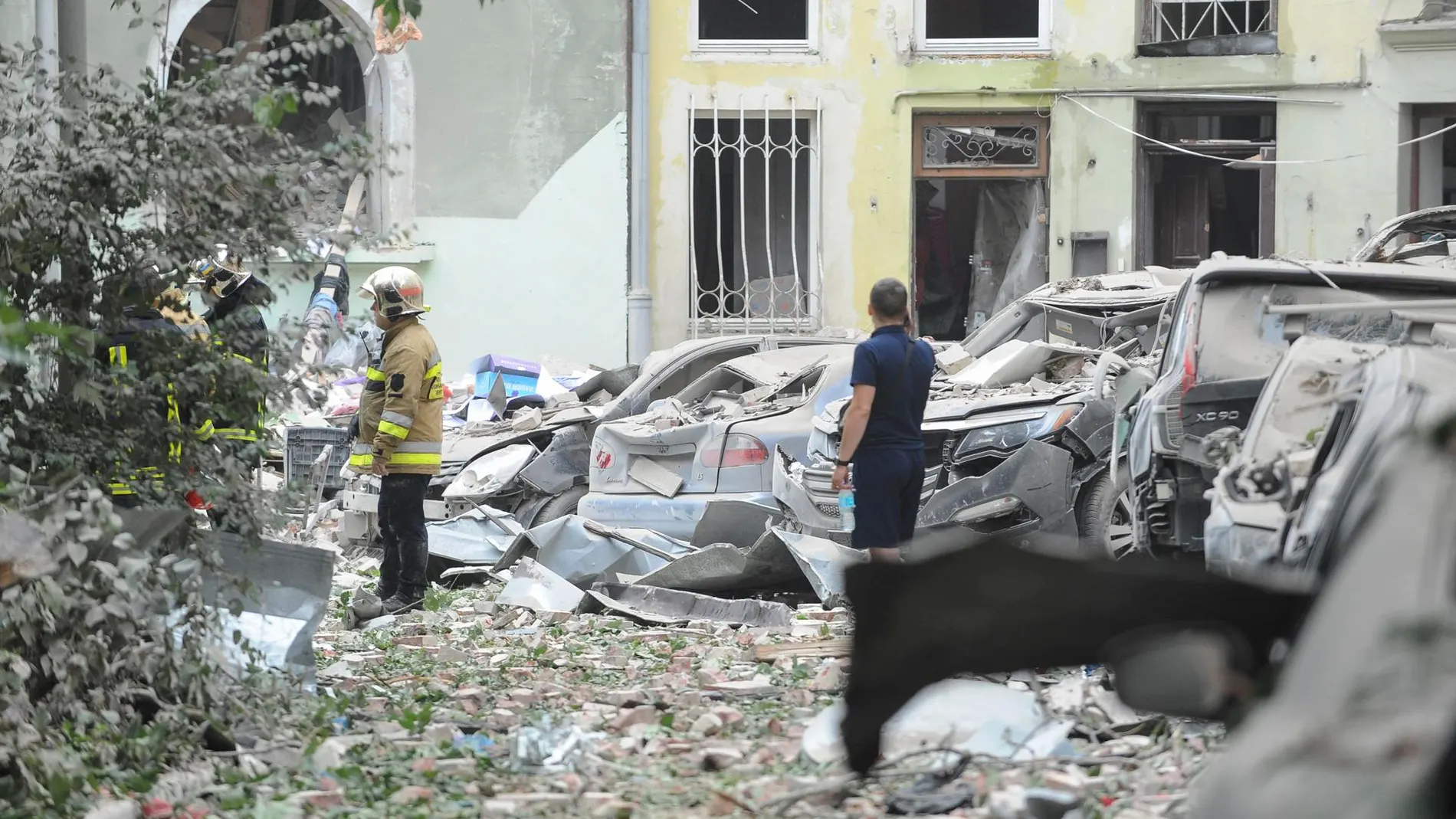 Al menos cuatro muertos en un bombardeo ruso contra un edificio de viviendas en Lviv.