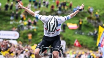 Tadej Pogacar celebra su victoria de etapa en el Tour de Francia