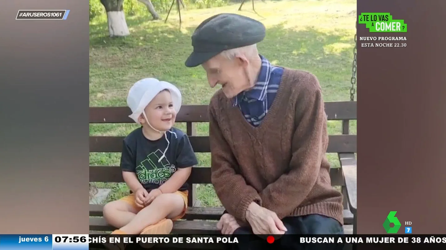 La divertida (e ininteligible) conversación entre un bebé y su abuelo: "Irradian complicidad absoluta" La divertida (e ininteligible) conversación entre un bebé y su abuelo: "Irradian complicidad absoluta"
