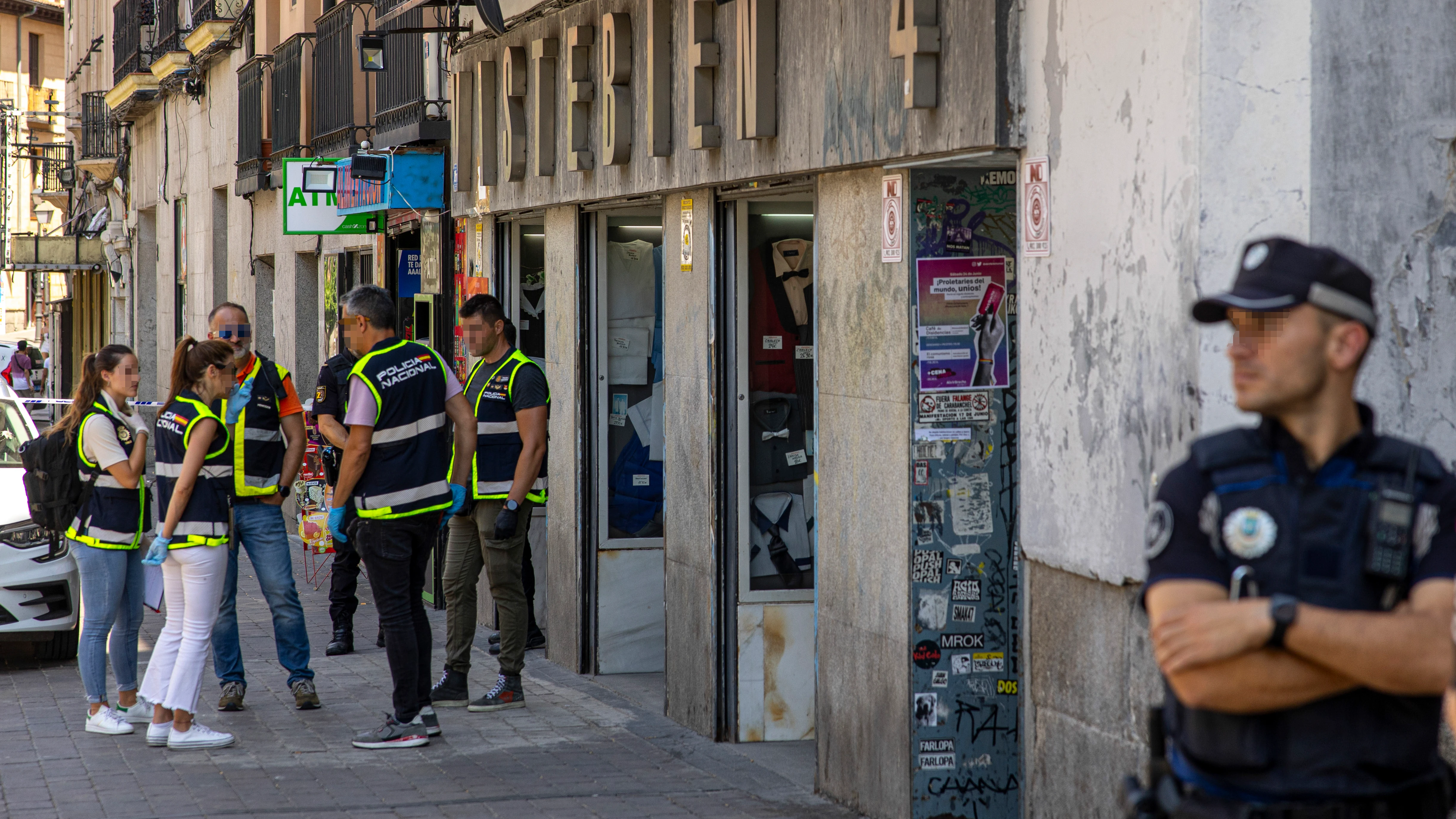 Agentes de la Policía Nacional investigan el homicidio en Tirso de Molina.