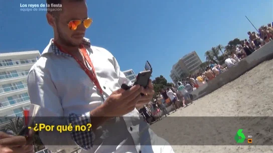 El tenso momento en el que impiden grabar las discotecas flotantes en Ibiza El tenso momento en el que impiden grabar las discotecas flotantes en Ibiza