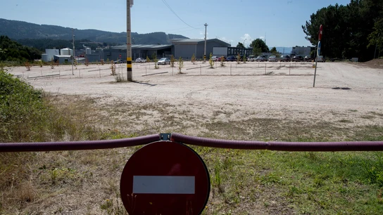 Vista del aparcamiento de O Porriño (Pontevedra) donde este jueves ha fallecido un niño de dos años, al pasar horas olvidado en el coche de su madre. Vista del aparcamiento de O Porriño (Pontevedra) donde este jueves ha fallecido un niño de dos años, al pasar horas olvidado en el coche de su madre.