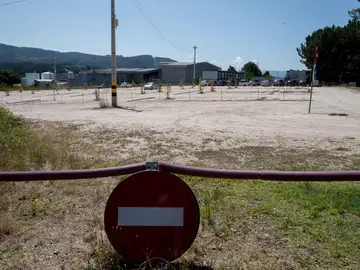 Vista del aparcamiento de O Porriño (Pontevedra) donde este jueves ha fallecido un niño de dos años, al pasar horas olvidado en el coche de su madre.