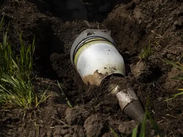 Una bomba de racimo Smerch dañada y sin explotar en Ucrania el 30 de abril de 2022.