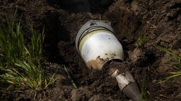 Una bomba de racimo Smerch dañada y sin explotar en Ucrania el 30 de abril de 2022.