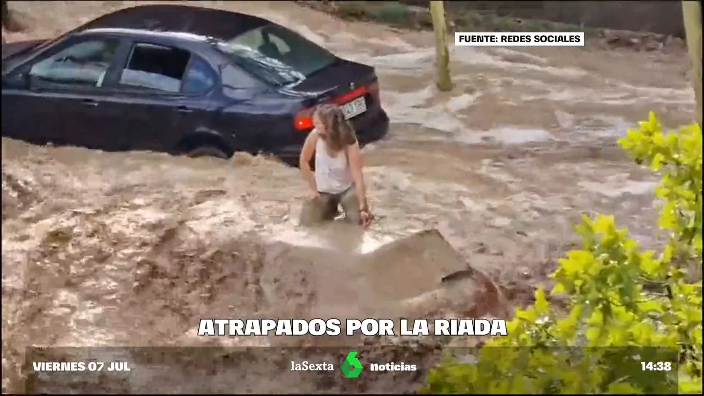 Angustioso rescate en Zaragoza: una mujer pasea atrapada durante la riada en el capó de su coche Angustioso rescate en Zaragoza: una mujer pasea atrapada durante la riada en el capó de su coche