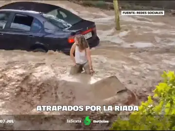 Angustioso rescate en Zaragoza: una mujer pasea atrapada durante la riada en el capó de su coche 
