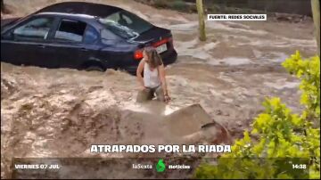 Angustioso rescate en Zaragoza: una mujer pasea atrapada durante la riada en el capó de su coche 