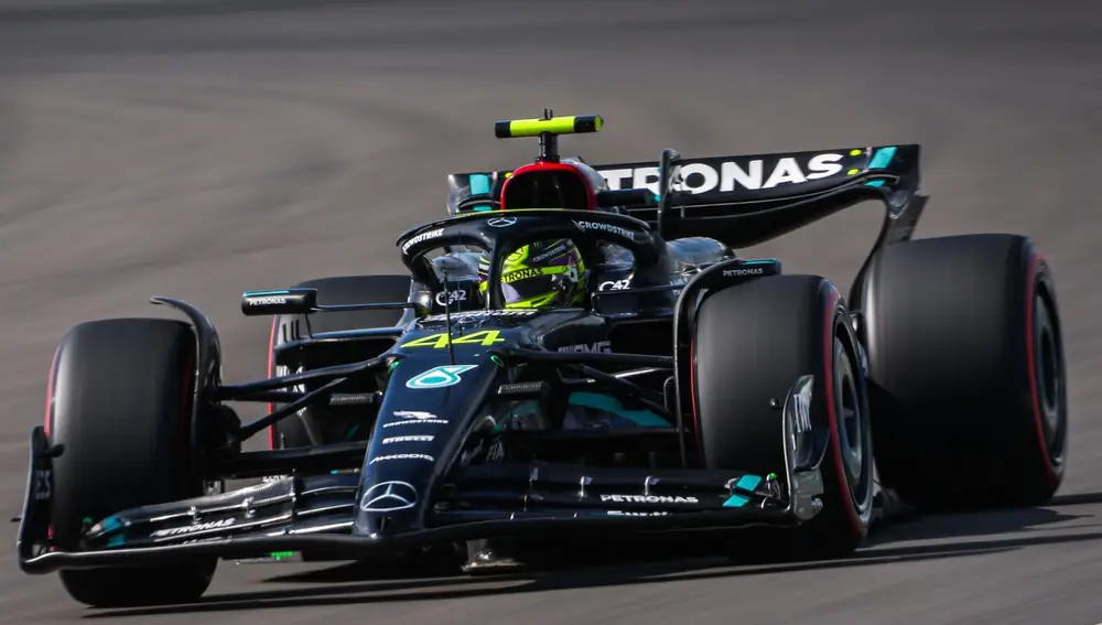 Lewis Hamilton peleó por alcanzar la segunda plaza