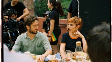 Juan Amargós con Verónica Echegui, en el rodaje de 'A muerte'.