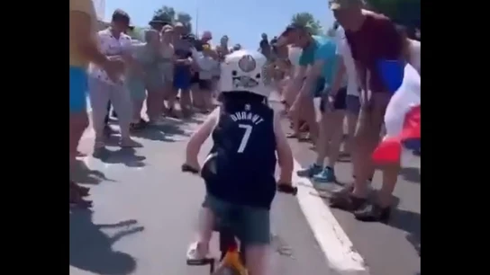 Angus Bardet, hijo de Romain, subiendo ante los aplausos de la gente Angus Bardet, hijo de Romain, subiendo ante los aplausos de la gente