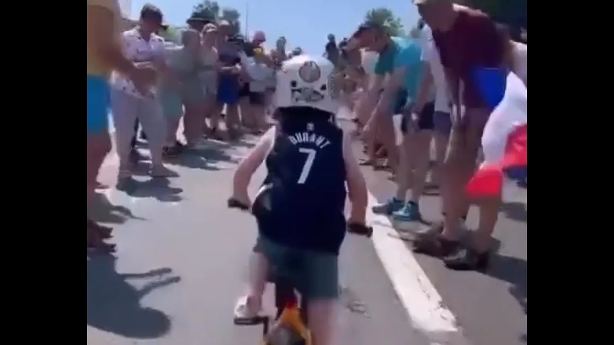 Angus Bardet, hijo de Romain, subiendo ante los aplausos de la gente