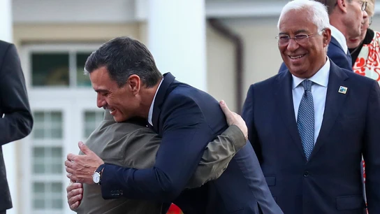 El presidente del Gobierno, Pedro Sánchez, saluda con un abrazo a su homólogo ucraniano, Volodimir Zelenski, a su llegada a la cena oficial de jefes de Estado y de Gobierno que participan en la Cumbre de la OTAN, en Vilna. El presidente del Gobierno, Pedro Sánchez, saluda con un abrazo a su homólogo ucraniano, Volodimir Zelenski, a su llegada a la cena oficial de jefes de Estado y de Gobierno que participan en la Cumbre de la OTAN, en Vilna.