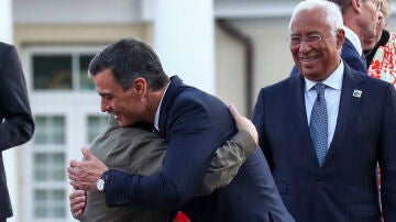 El presidente del Gobierno, Pedro Sánchez, saluda con un abrazo a su homólogo ucraniano, Volodimir Zelenski, a su llegada a la cena oficial de jefes de Estado y de Gobierno que participan en la Cumbre de la OTAN, en Vilna.