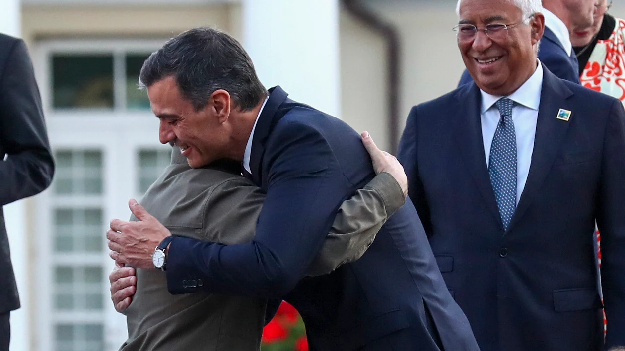 El presidente del Gobierno, Pedro Sánchez, saluda con un abrazo a su homólogo ucraniano, Volodimir Zelenski, a su llegada a la cena oficial de jefes de Estado y de Gobierno que participan en la Cumbre de la OTAN, en Vilna.