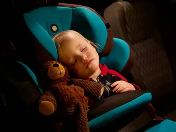 Niño dormido en el coche  Niño dormido en el coche