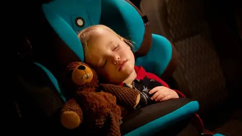 Niño dormido en el coche Niño dormido en el coche