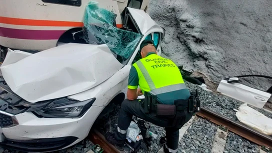 A3 Noticias 2 (12-07-23) Un muerto y dos heridos graves al arrollar un tren a un coche con varios ocupantes en un paso a nivel en Lugo A3 Noticias 2 (12-07-23) Un muerto y dos heridos graves al arrollar un tren a un coche con varios ocupantes en un paso a nivel en Lugo
