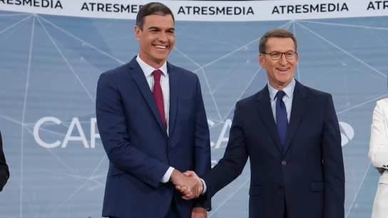 Los candidatos a la presidencia del Gobierno, el socialista Pedro Sánchez y el popular Alberto Núñez Feijoo, antes de iniciar el debate electoral. Los candidatos a la presidencia del Gobierno, el socialista Pedro Sánchez y el popular Alberto Núñez Feijoo, antes de iniciar el debate electoral.