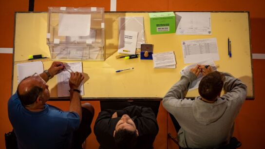 Los componentes de una mesa electoral esperan a que los ciudadanos voten en las elecciones del 28M