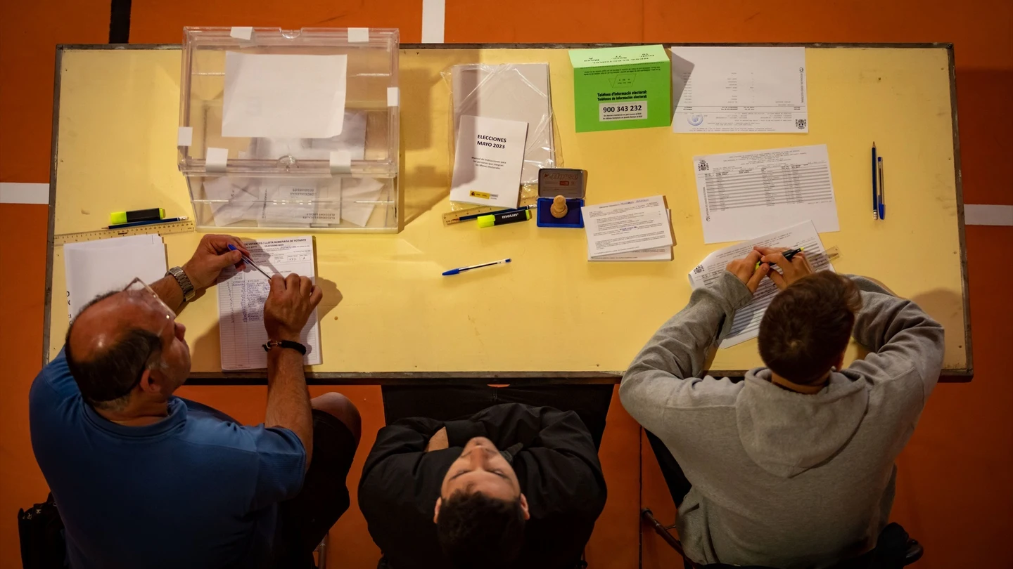 Los componentes de una mesa electoral esperan a que los ciudadanos voten en las elecciones del 28M Los componentes de una mesa electoral esperan a que los ciudadanos voten en las elecciones del 28M