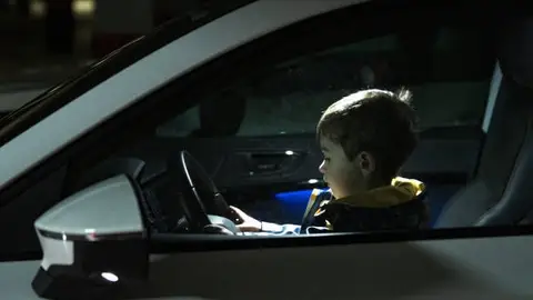 ¿Por qué se nos puede olvidar nuestro hijo dentro del coche? Tiene una explicación científica Niño en el coche