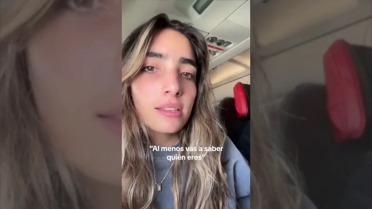 Una joven se hace viral en TikTok al explicar la funci&oacute;n 'real' del cintur&oacute;n de los aviones: "Al menos van a saber qui&eacute;n eres"