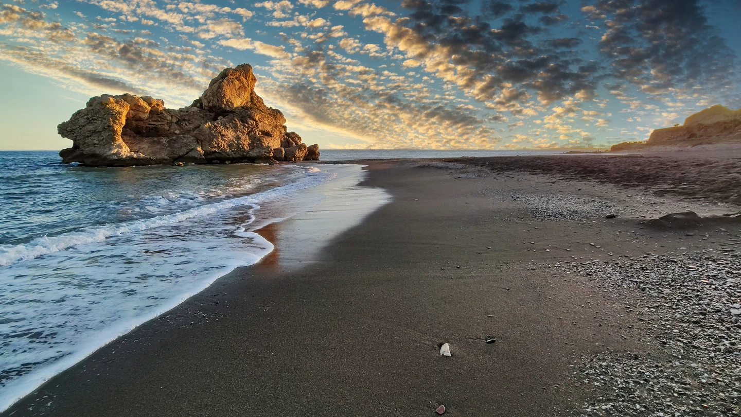 Playa del Peñón del Cuervo al atardecer, provincia de Málaga, Andalucía Playa del Peñón del Cuervo al atardecer, provincia de Málaga, Andalucía