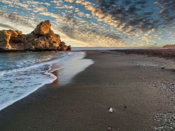 Playa del Peñón del Cuervo al atardecer, provincia de Málaga, Andalucía