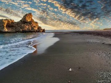 Playa del Peñón del Cuervo al atardecer, provincia de Málaga, Andalucía Playa del Peñón del Cuervo al atardecer, provincia de Málaga, Andalucía