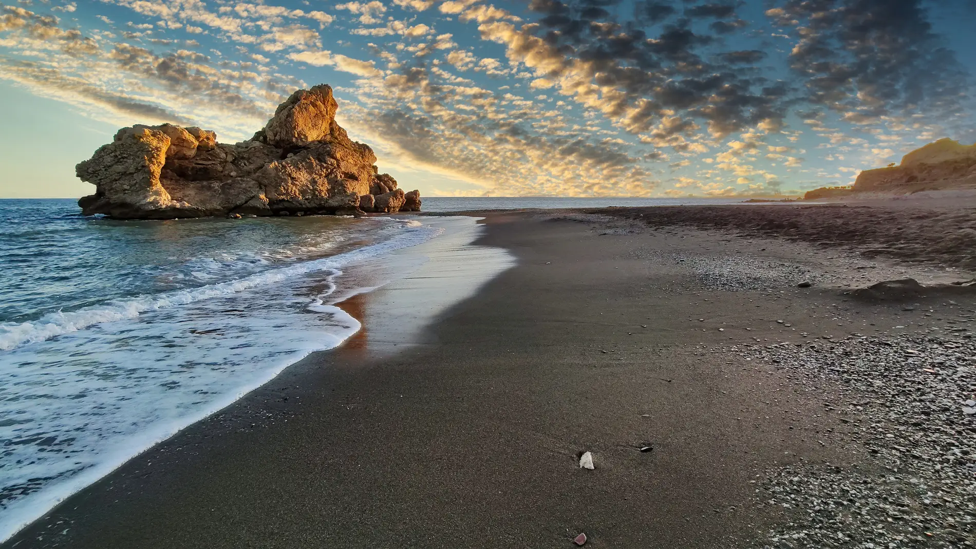 Playa del Peñón del Cuervo al atardecer, provincia de Málaga, Andalucía