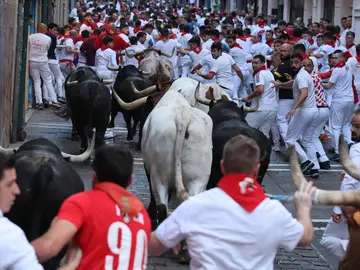 Los mozos, durante del séptimo encierro de los sanfermines con toros de la ganadería de Victoriano del Río y dos minutos y 18 segundos de duración, este jueves en Pamplona. 