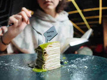 Imagen de un chef cocinando un postre sin gluten Imagen de un chef cocinando un postre sin gluten