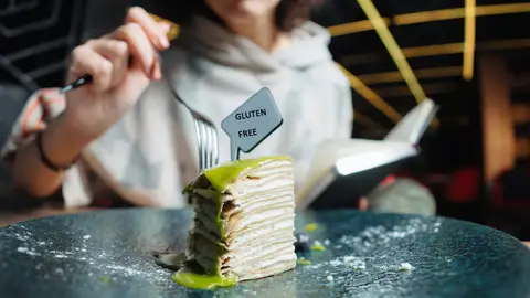 Imagen de un chef cocinando un postre sin gluten Imagen de un chef cocinando un postre sin gluten