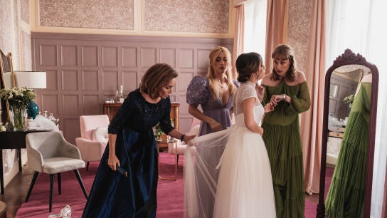 Margot (Anna Castillo) se prepara junto a su madre y sus hermanas para su 'gran dia' en 'Un cuento perfecto'.