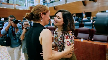 Isabel Díaz Ayuso y Mónica García se abrazan