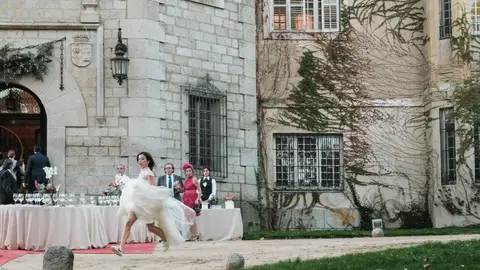 Margot (Anna Castillo), en plena huída de su boda en 'Un cuento perfecto'.